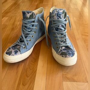 women’s size 9 blue floral converse